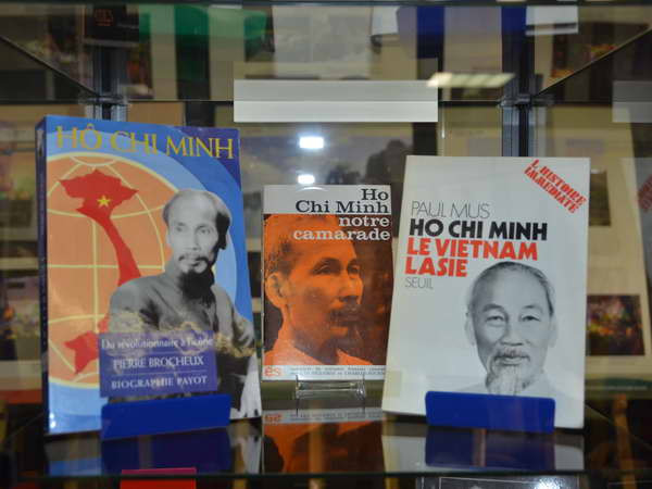 Một số hình ảnh và sách báo về Chủ tịch Hồ Chí Minh được trưng bày tại triển lãm. (Ảnh: Bích Hà/Vietnam+) Triển lãm ảnh "Hồ Chí Minh với di sản văn hóa Việt Nam" tại Pháp ảnh 1