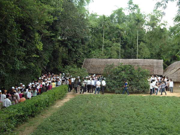 Đông đảo người dân về thăm Khu di tích Làng Sen, xã Kim Liên, Nam Đàn, Nghệ An. (Ảnh: Lan Xuân/TTXVN) Nghệ An: Hơn 500 đoàn khách đến thăm Khu di tích Kim Liên ảnh 1