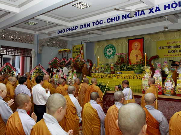 Quang cảnh lễ tưởng niệm Bồ tát Thích Quảng Đức vị pháp thiêu thân. (Ảnh: Thế Anh/TTXVN) Tưởng niệm 51 năm ngày Bồ tát Thích Quảng Đức vị pháp thiêu thân ảnh 1