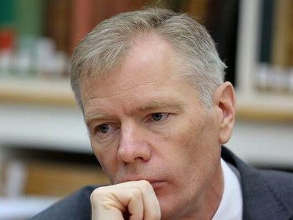 Đại sứ Anh tại Tehran Rob Macaire rời Iran sau khi bị tạm giữ ảnh 1