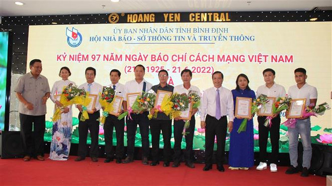 Có 5 tác giả/nhóm tác giả được trao giải A giải báo chí tỉnh Bình Định. (Ảnh: Tường Quân/TTXVN) Các địa phương trao giải thưởng nhân ngày báo chí cách mạng ảnh 1