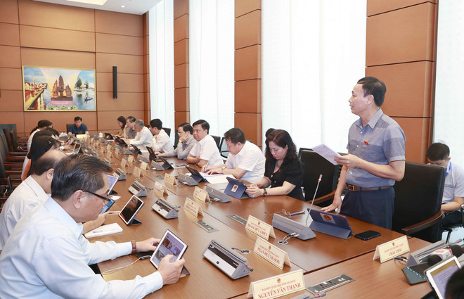 Đoàn đại biểu Quốc hội các tỉnh Bắc Giang, Hà Nam và An Giang thảo luận ở tổ về dự án Luật Lực lượng tham gia bảo vệ an ninh, trật tự ở cơ sở. (Ảnh: Doãn Tấn/TTXVN) Tạo cơ sở pháp lý đầy đủ cho lực lượng bảo vệ an ninh, trật tự xã hội ảnh 2
