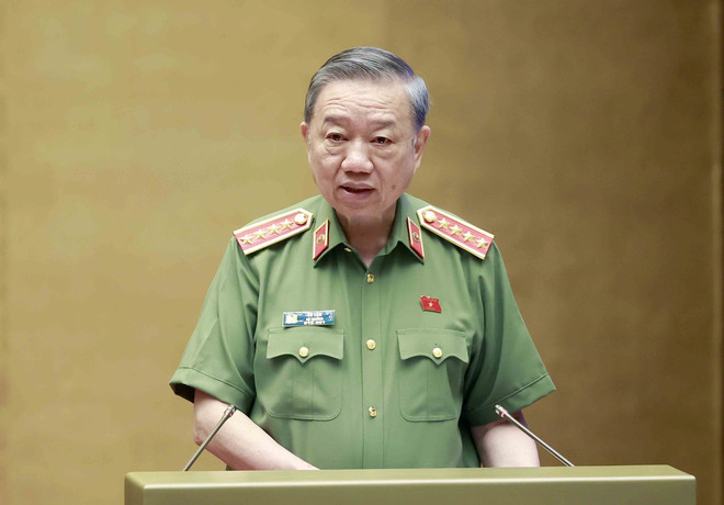 Bộ trưởng Bộ Công an Tô Lâm trình bày Tờ trình về dự án Luật Lực lượng tham gia bảo vệ an ninh, trật tự ở cơ sở. (Ảnh: Doãn Tấn/TTXVN) Tạo cơ sở pháp lý đầy đủ cho lực lượng bảo vệ an ninh, trật tự xã hội ảnh 1