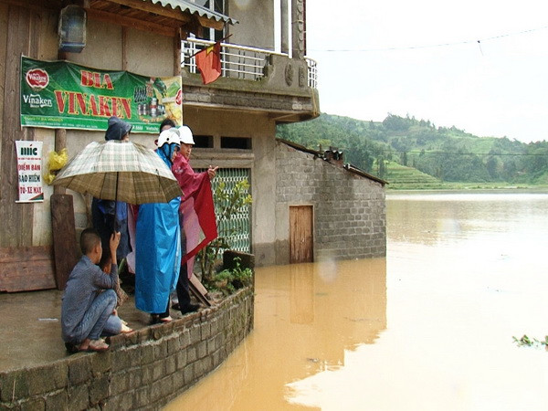 Lào Cai: Mưa lũ cô lập hàng trăm hộ dân, gây sạt lở nghiêm trọng ảnh 1