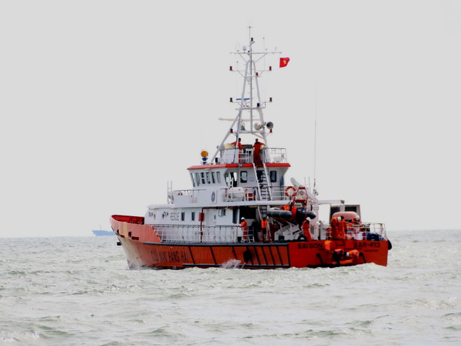 Đưa hai thi thể thuyền viên của tàu Hoàng Phúc 18 vào đất liền ảnh 1