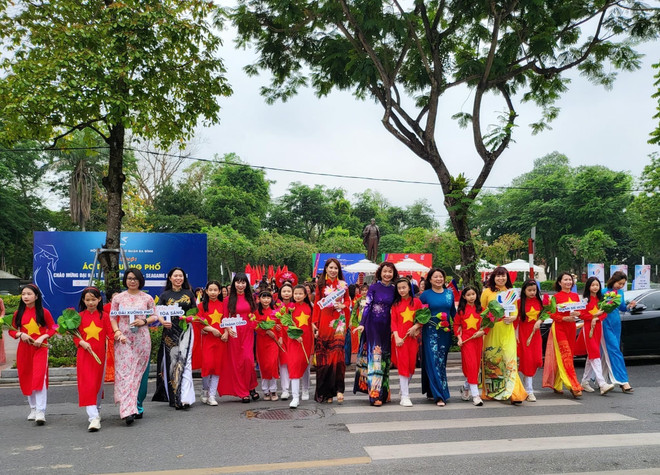 SEA Games 31: ''Áo dài xuống phố'' khắc họa hình ảnh Thủ đô thanh lịch ảnh 1