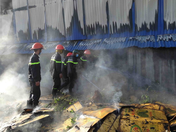 Cháy lớn tại cửa hàng đồ gỗ nội thất ở thành phố Móng Cái ảnh 1