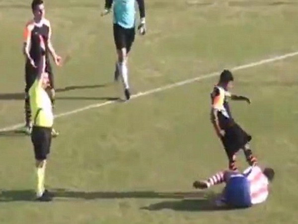 [Video] Cận cảnh pha cố tình "sút tung mặt" đối phương thô bạo ảnh 1