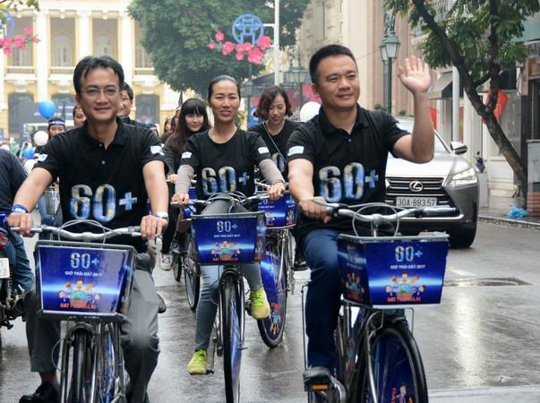 Đoàn viên thanh niên ngành Điện lực đạp xe tuyên truyền, hưởng ứng chiến dịch Giờ Trái đất năm 2017. (Ảnh: Ngọc Hà/TTXVN) Đoàn viên thanh niên tạo sức lan tỏa từ Chiến dịch Giờ Trái Đất ảnh 1