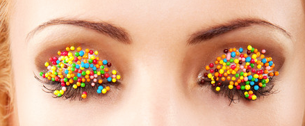 Những xu hướng làm đẹp kỳ dị từ keo dán, băng vệ sinh ảnh 12