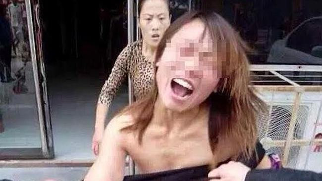 Hình ảnh cô gái bị đánh ghen. (Nguồn: Telegraph) Báo chí Tây "sốc" với vụ lột quần áo đánh ghen ở Trung Quốc ảnh 1