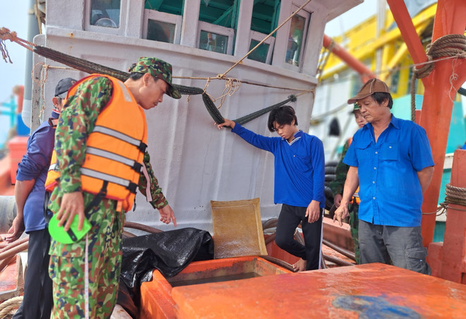 Tổ công tác Bộ đội Biên phòng tỉnh Kiên Giang kiểm tra tàu KG-93262-TS vận chuyển trái phép dầu DO. (Ảnh: TTXVN phát) Kiên Giang: Bắt giữ tàu vận chuyển trái phép 50.000 lít dầu DO ảnh 1