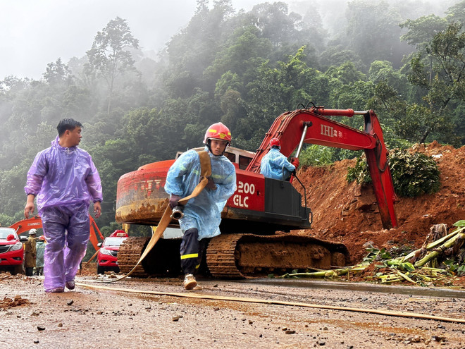 Đèo Bảo Lộc vẫn bị phong tỏa hai đầu, chưa thể lưu thông ảnh 2