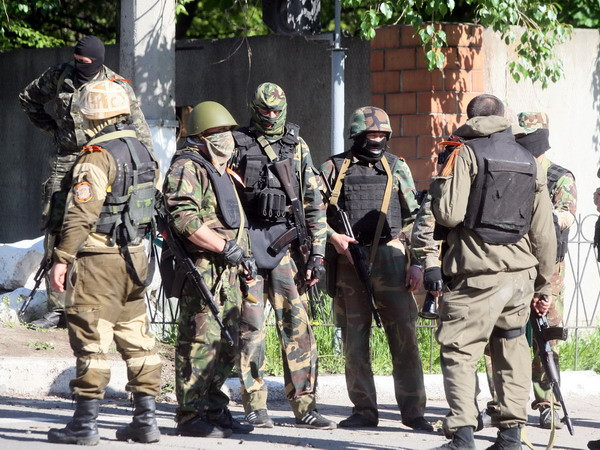 Lực lượng biểu tình có vũ trang đóng chốt tại thành phố Donetsk ngày 6/5. (Nguồn: AFP/TTXVN) Nga nghi ngờ tính dân chủ cuộc bầu cử tổng thống Ukraine ảnh 1