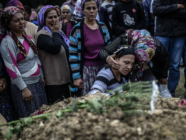 Người dân tham gia lễ tang nạn nhân của vụ sập hầm mỏ tại Soma ngày 15/5. (Nguồn: AFP/TTXVN) Thổ Nhĩ Kỳ buộc tội ba người liên quan đến vụ nổ mỏ than ảnh 1