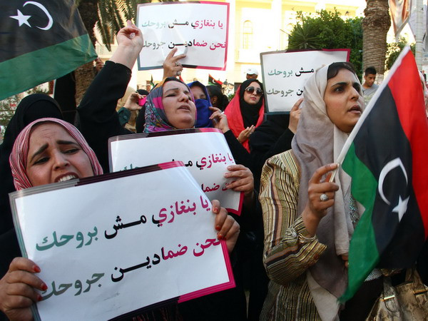 Biểu tình tại Tripoli, phản đối bạo lực gia tăng ở Benghazi ngày 16/5. (Nguồn: THX/TTXVN) Libya: Sân bay Benina bị tấn công bằng pháo phản lực ảnh 1