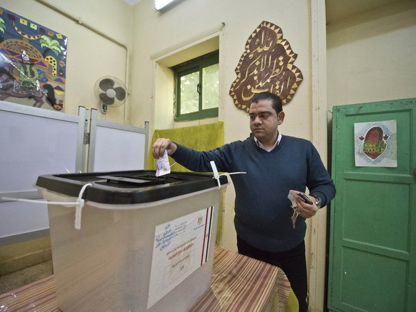 Cử tri Ai Cập bỏ phiếu trong cuộc trưng cầu dân ý về hiến pháp mới tại Cairo. (Nguồn: AFP/TTXVN) Ai Cập: Phe Hồi giáo hối thúc kiều dân tẩy chay bầu cử ảnh 1