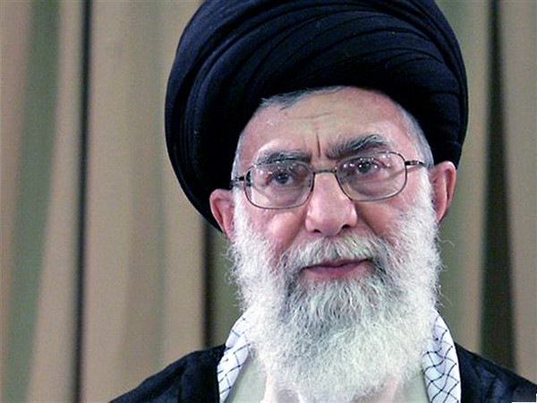 Lãnh tụ tối cao Iran Ali Khamenei. (Ảnh: AFP) Iran và Pakistan tăng cường hợp tác kinh tế, tài chính ảnh 1