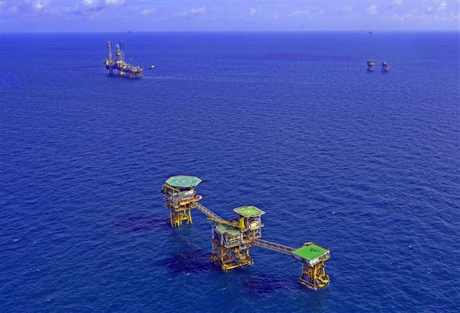 Chứng khoán sáng 18/10: Giá dầu tăng khiến cổ phiếu dầu khí bứt phá ảnh 1