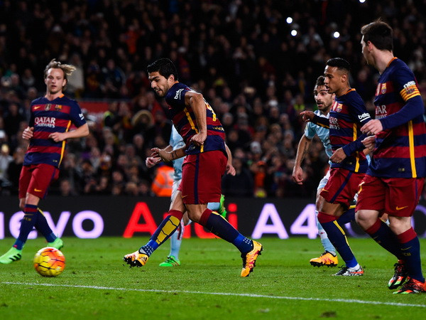 Cận cảnh tình huống thực hiện penalty "dị" của Lionel Messi ảnh 1