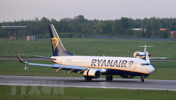 Máy bay của hãng hàng không Ryanair hạ cánh tại sân bay quốc tế Vilnius, Litva, ngày 23/5. (Ảnh: AFP/TTXVN) EU cho phép Belarus sử dụng không phận vì các lý do nhân đạo ảnh 1
