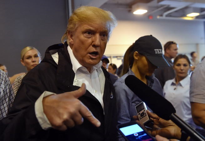 Ông Trump dùng 1 triệu USD tiền túi hỗ trợ nạn nhân bão Harvey ảnh 1