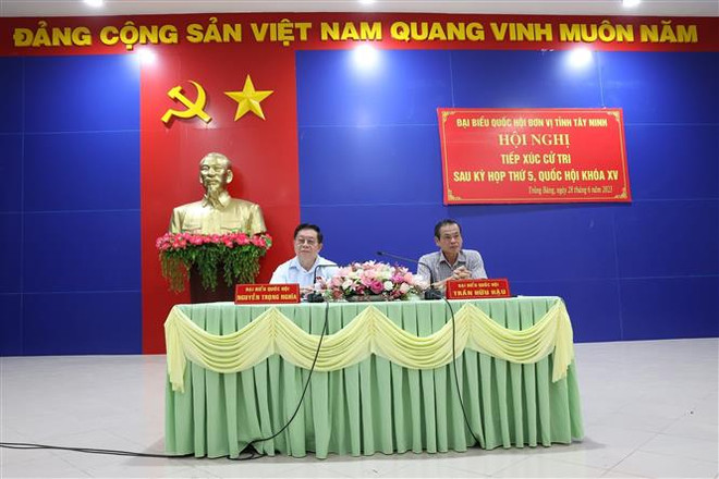 Đại biểu Quốc hội Nguyễn Trọng Nghĩa (trái), Bí thư Trung ương Đảng, Trưởng Ban Tuyên giáo Trung ương, chủ trì Hội nghị. (Ảnh: Thanh Tân/TTXVN) Trưởng Ban Tuyên giáo Trung ương tiếp xúc cử tri tại Tây Ninh ảnh 1