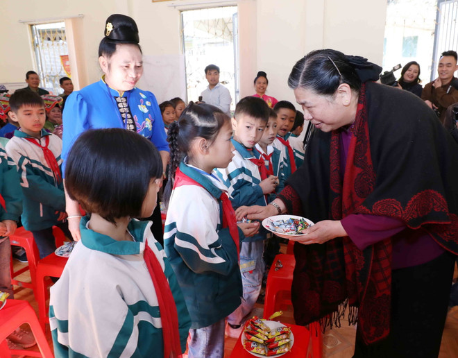 Phó Chủ tịch Quốc hội Tòng Thị Phóng thăm, tặng quà tại Sơn La ảnh 1