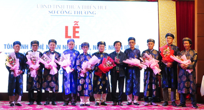 Tôn vinh 'Nghệ nhân Nhân dân,' 'Nghệ nhân Ưu tú' tại buổi lễ. (Ảnh: Tường Vi/TTXVN) Thừa Thiên-Huế tôn vinh Nghệ nhân Nhân dân, Nghệ nhân Ưu tú ảnh 1
