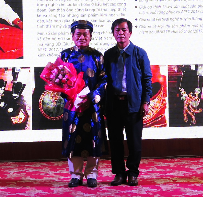 Lãnh đạo tỉnh tặng hoa chúc mừng 'Nghệ nhân Nhân dân' Trần Duy Mong. (Ảnh: Tường Vi/TTXVN) Thừa Thiên-Huế tôn vinh Nghệ nhân Nhân dân, Nghệ nhân Ưu tú ảnh 2