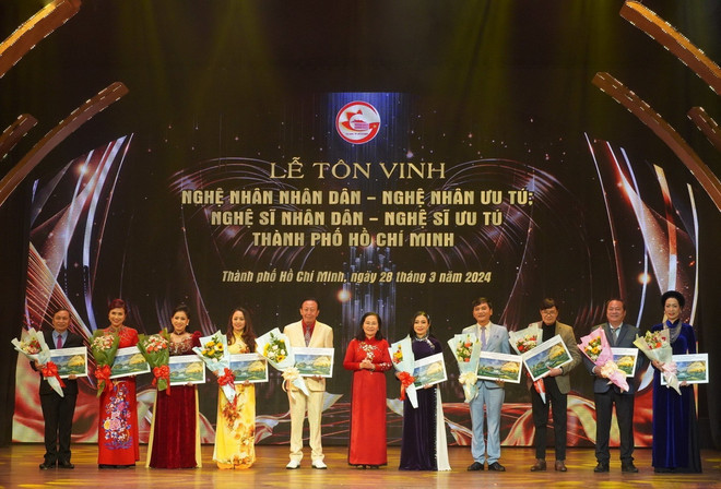 Các nghệ sỹ ưu tú của Thành phố Hồ Chí Minh được tôn vinh. (Ảnh: Thu Hương/TTXVN) TTXVN_2906nghesyuutu.jpg