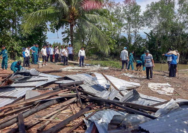 Mưa dông tại huyện Cờ Đỏ (Cần Thơ) chiều 15/6 đã làm sập, tốc mái 41 căn nhà ở các xã Đông Hiệp, Thới Hưng và Thạnh Phú. (Ảnh: TTXVN phát) ttxvn_mua_dong_1606-2.jpg