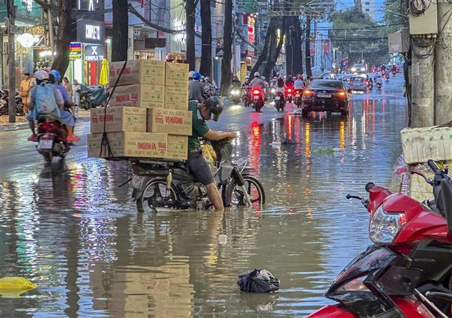 Cần Thơ: Triều cường vượt báo động 3 gây ngập nhiều tuyến đường ảnh 1