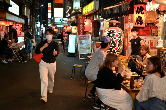 Một quán bar ở Tokyo, Nhật Bản, ngày 27/5. (Ảnh: AFP/TTXVN) Nhật Bản: Nhiều quận nỗ lực khôi phục hoạt động du lịch ảnh 1