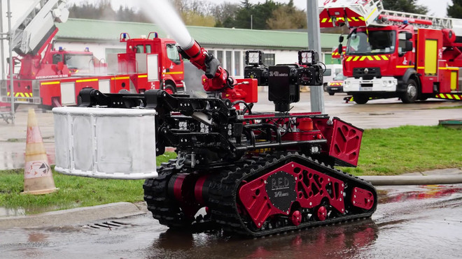Robot Colossus đóng góp vào chiến dịch “giải cứu” Nhà thờ Đức Bà. (Nguồn: EPE) Robot - đồng minh hay kẻ thù của con người sau khủng hoảng COVID-19? ảnh 1