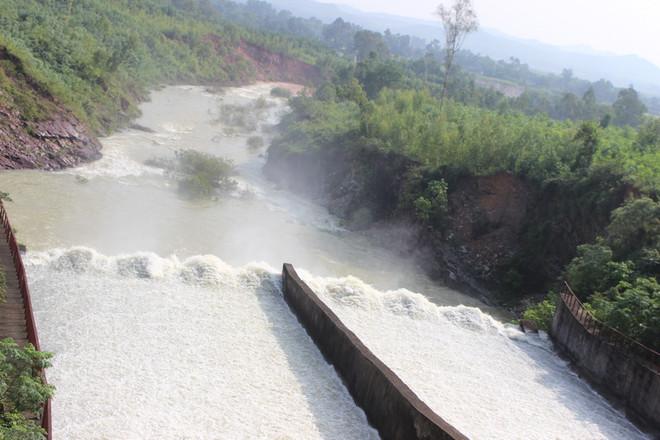 Hà Tĩnh: Hơn 100.000 học sinh vẫn phải nghỉ học do mưa lũ ảnh 1