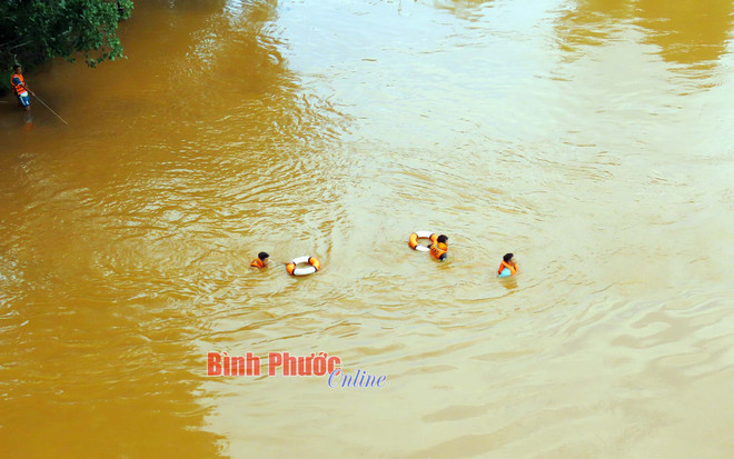 Bình Phước: Nam thanh niên nhảy từ cầu xuống dòng sông Bé ảnh 1