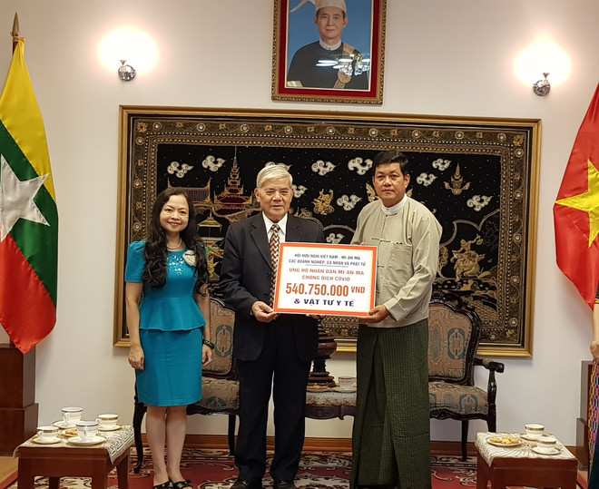 Trao số tiền nhân dân Việt Nam ủng hộ Myanmar chống dịch COVID-19 ảnh 1