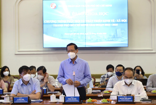 Chủ tịch Ủy ban Nhân dân Thành phố Hồ Chí Minh Phan Văn Mãi phát biểu tại hội thảo. (Ảnh: TTXVN phát) Xây dựng lộ trình phục hồi và phát triển kinh tế TP Hồ Chí Minh ảnh 3