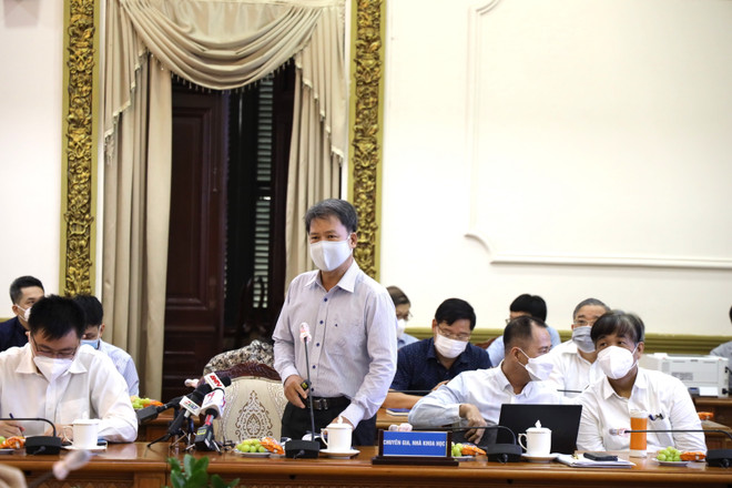 Đại biểu trình bày tham luận tại hội thảo. (Ảnh: TTXVN phát) Xây dựng lộ trình phục hồi và phát triển kinh tế TP Hồ Chí Minh ảnh 2