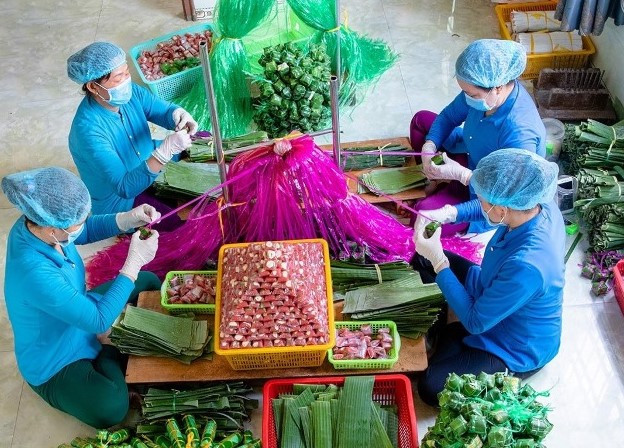 Hoạt động tại một cơ sở sản xuất nem trên địa bàn thị trấn Lai Vung, huyện Lai Vung, tỉnh Đồng Tháp. (Nguồn: Báo Đồng Tháp) 1711nem3.jpg