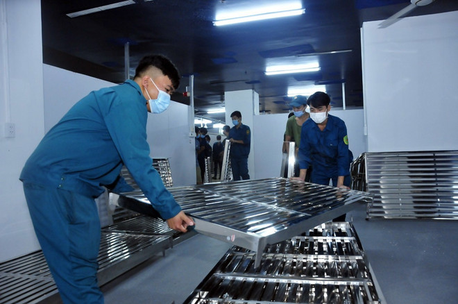 Lực lượng dân quân tham gia phục vụ, hỗ trợ lực lượng tuyến đầu tại bệnh viện dã chiến thu dung, điều trị bệnh nhân COVID-19. (Ảnh: TTXVN phát) Những cống hiến thầm lặng của những chiến sỹ dân quân tự vệ TP.HCM ảnh 4