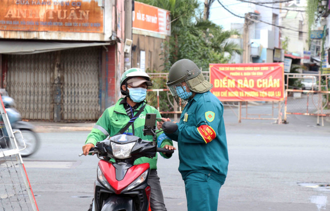 Lực lượng dân quân tham gia kiểm soát tại các chốt chặn phòng dịch trong thời gian Thành phố Hồ Chí Minh giãn cách xã hội. (Ảnh: Xuân Khu/TTXVN) Những cống hiến thầm lặng của những chiến sỹ dân quân tự vệ TP.HCM ảnh 2