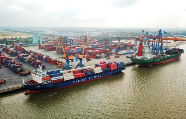 Bốc xếp container tại một bến cảng. (Ảnh: CTV/Vietnam+) Tối ưu hóa logistics cho doanh nghiệp xuất khẩu sang khu vực Âu-Mỹ ảnh 1