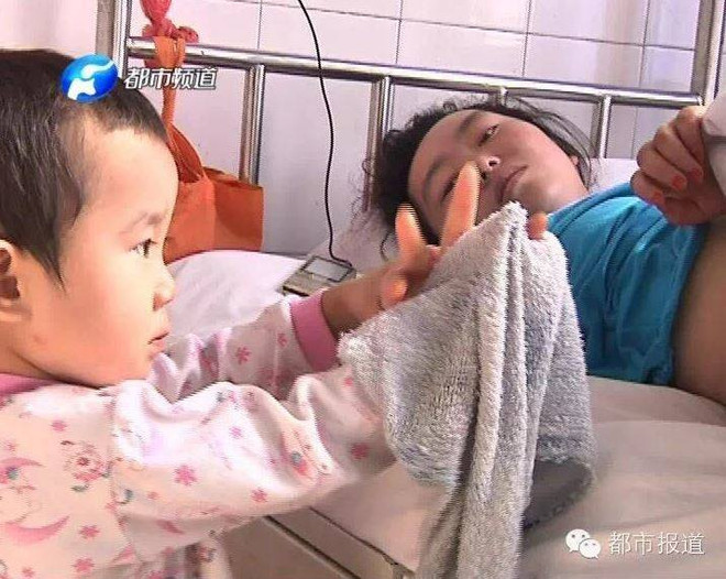 Bé gái 3 tuổi một mình chăm mẹ khiến hàng triệu trái tim rung động ảnh 1