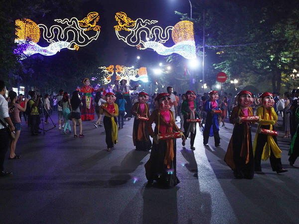 Sôi động lễ hội dân gian đường phố mừng 60 năm Giải phóng Thủ Đô ảnh 1