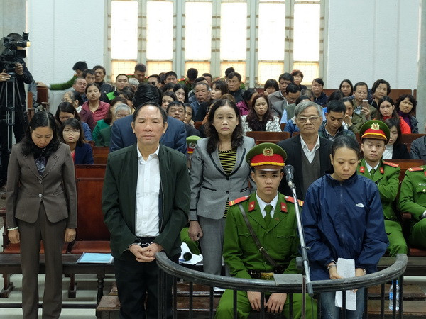 Các bị cáo trong phiên xử ngày 6/12/2017. (Ảnh: Nguyễn Cúc/TTXVN) Một nguyên phó giám đốc sở ở Hà Nội ra hầu tòa vì tội tham ô ảnh 1