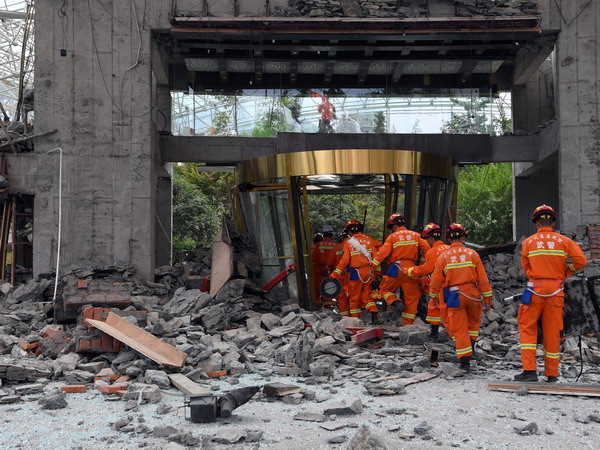 Hơn 30 người bị thương trong trận động đất tại Tân Cương ảnh 1