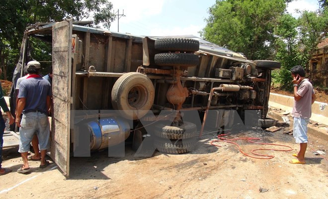 Thanh Hóa: Xe tải lao cột điện, 3 người ngồi trên xe tử vong ảnh 1