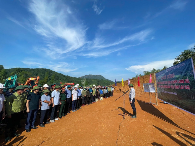 Quang cảnh lễ khởi công xây dựng khu tái định cư thôn Làng Nủ. (Ảnh: TTXVN phát) ttxvn_tai dinh cu Lang Nu (4).jpg
